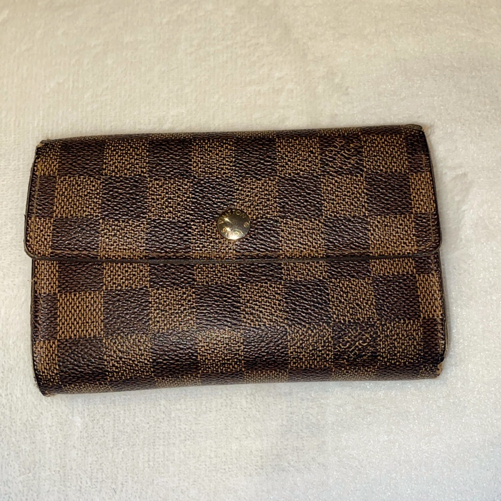 This preowned LV Authentic wallet  8/10 needs a new home